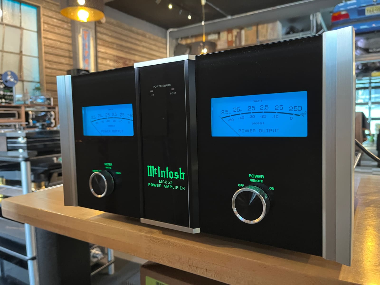 McIntosh MC252 Amplifier - 250W- 3D Faceplate + Fiber Optic Lighting Amplifier