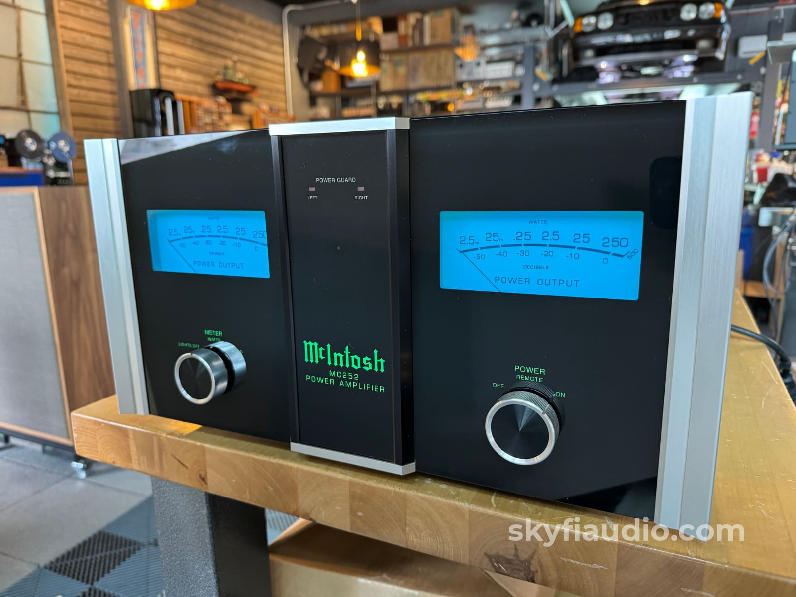 Mcintosh Mc252 Solid State Amplifier With 250Wpc