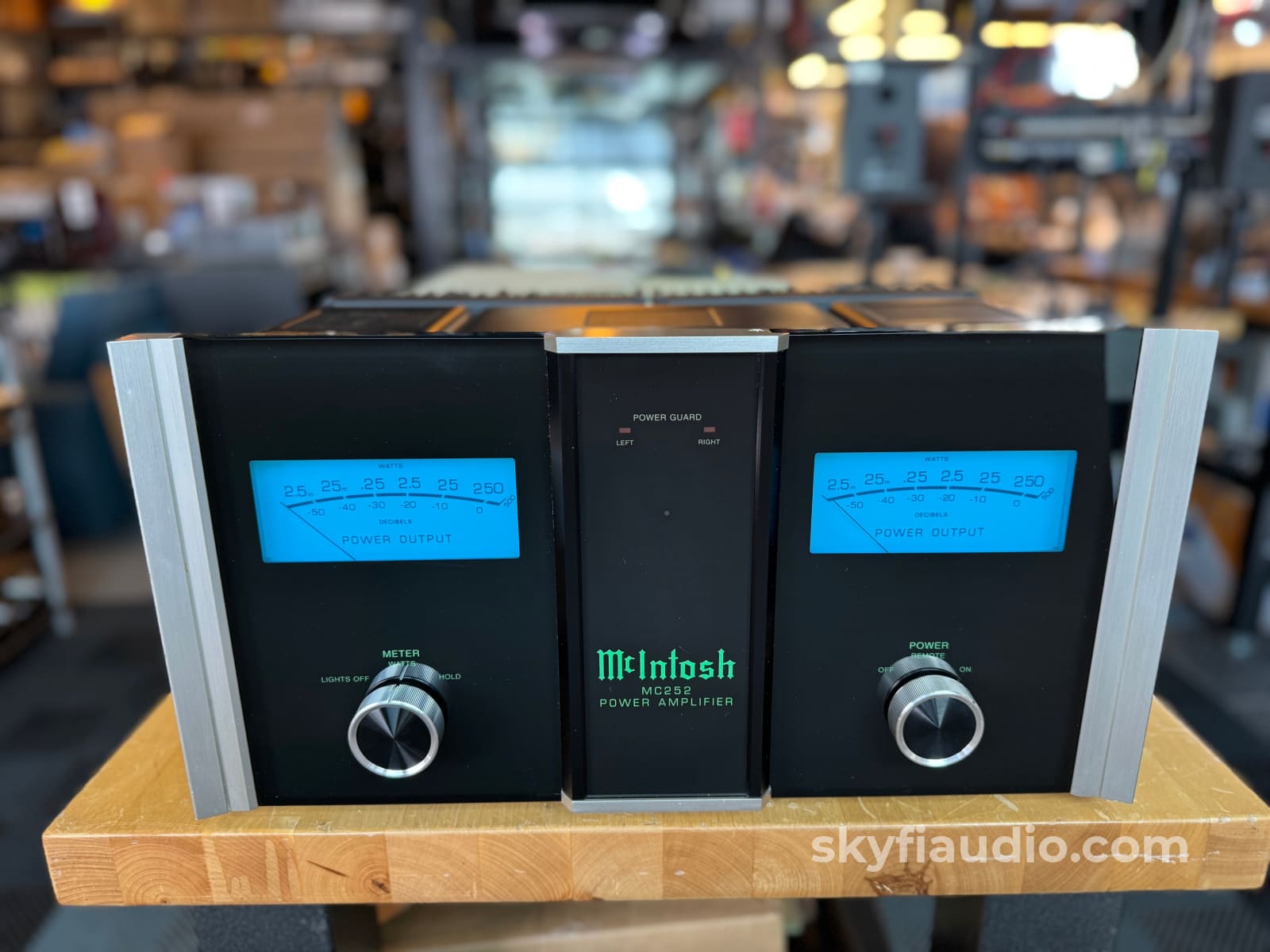 Mcintosh Mc252 Solid State Amplifier With 250Wpc