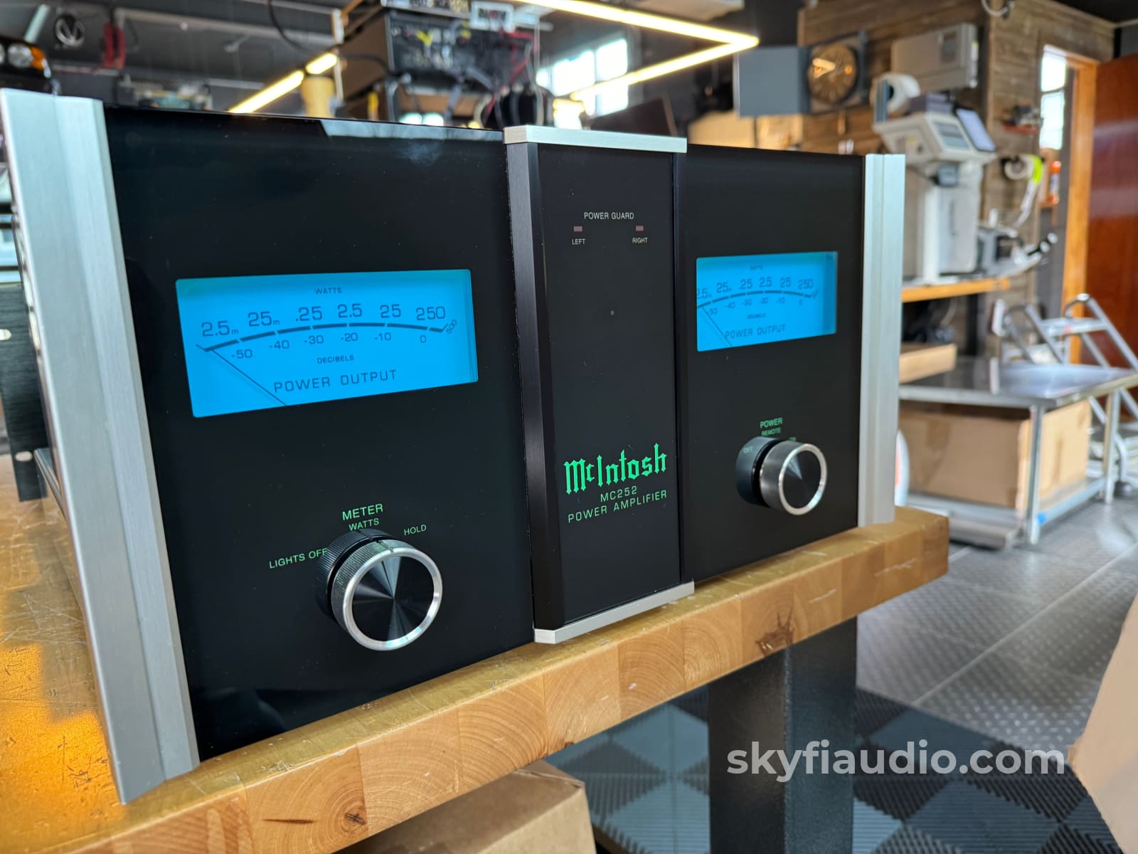 Mcintosh Mc252 Solid State Amplifier With 250Wpc