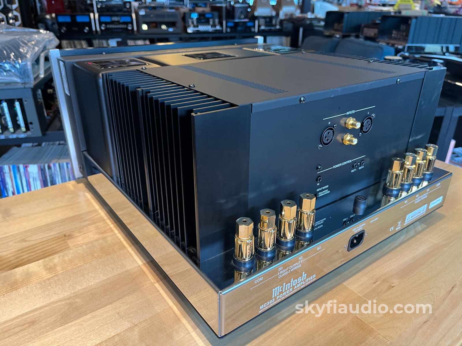 McIntosh MC302 Solid State Amplifier 300 Watt- Fiber Optic - Amplifier
