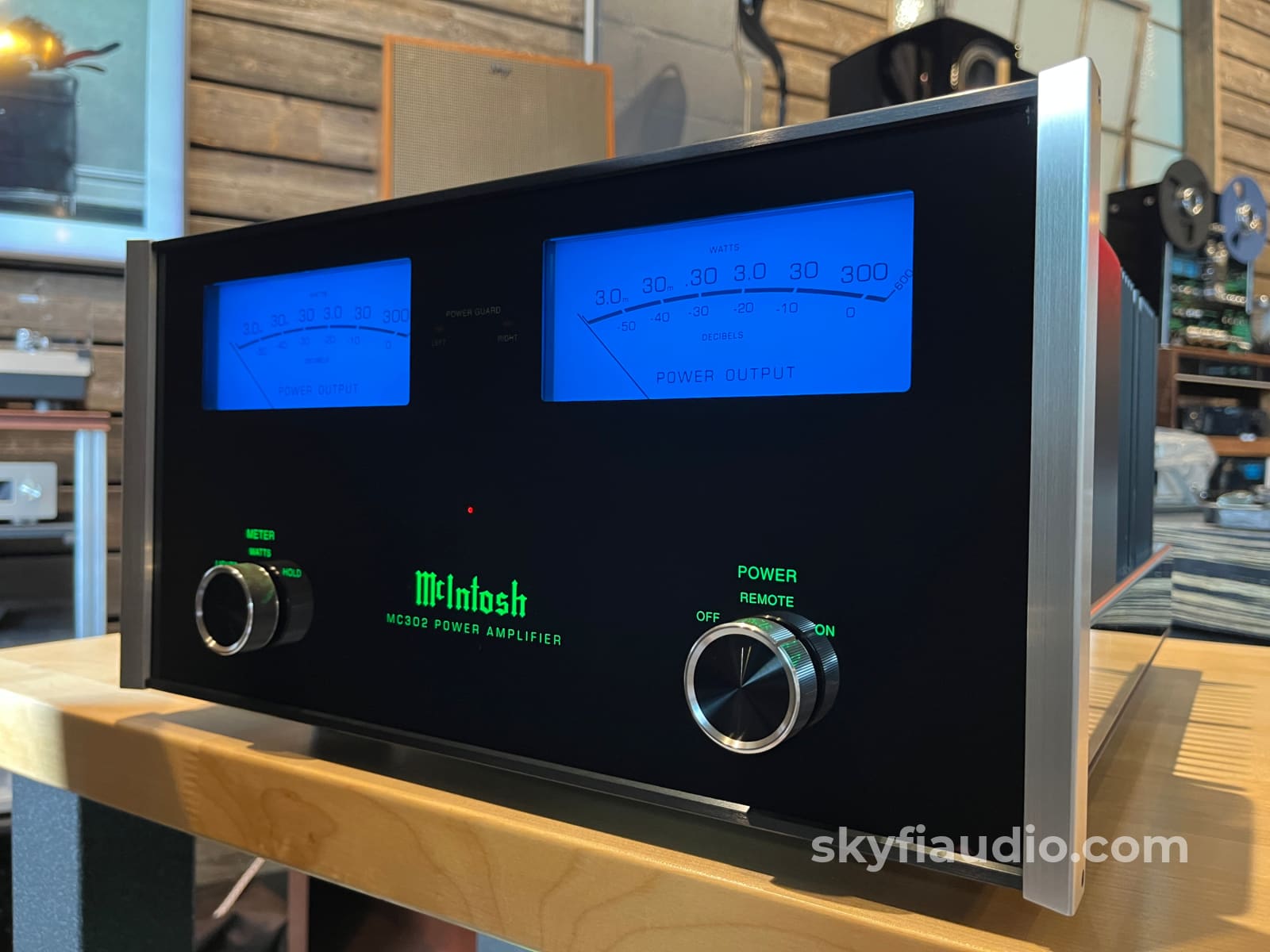 McIntosh MC302 Solid State Amplifier 300 Watt- Fiber Optic - Amplifier