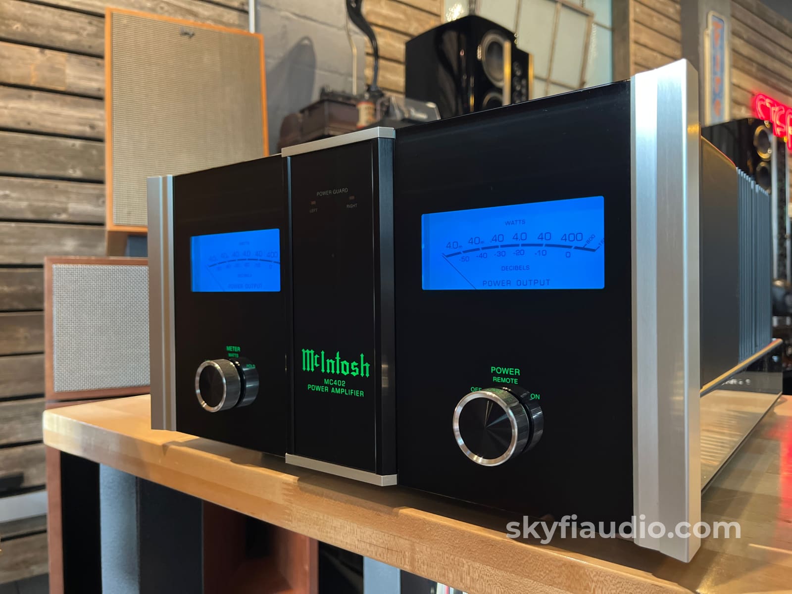 McIntosh MC402 Solid State Amplifier 400W - Fiber Optic - Amplifier