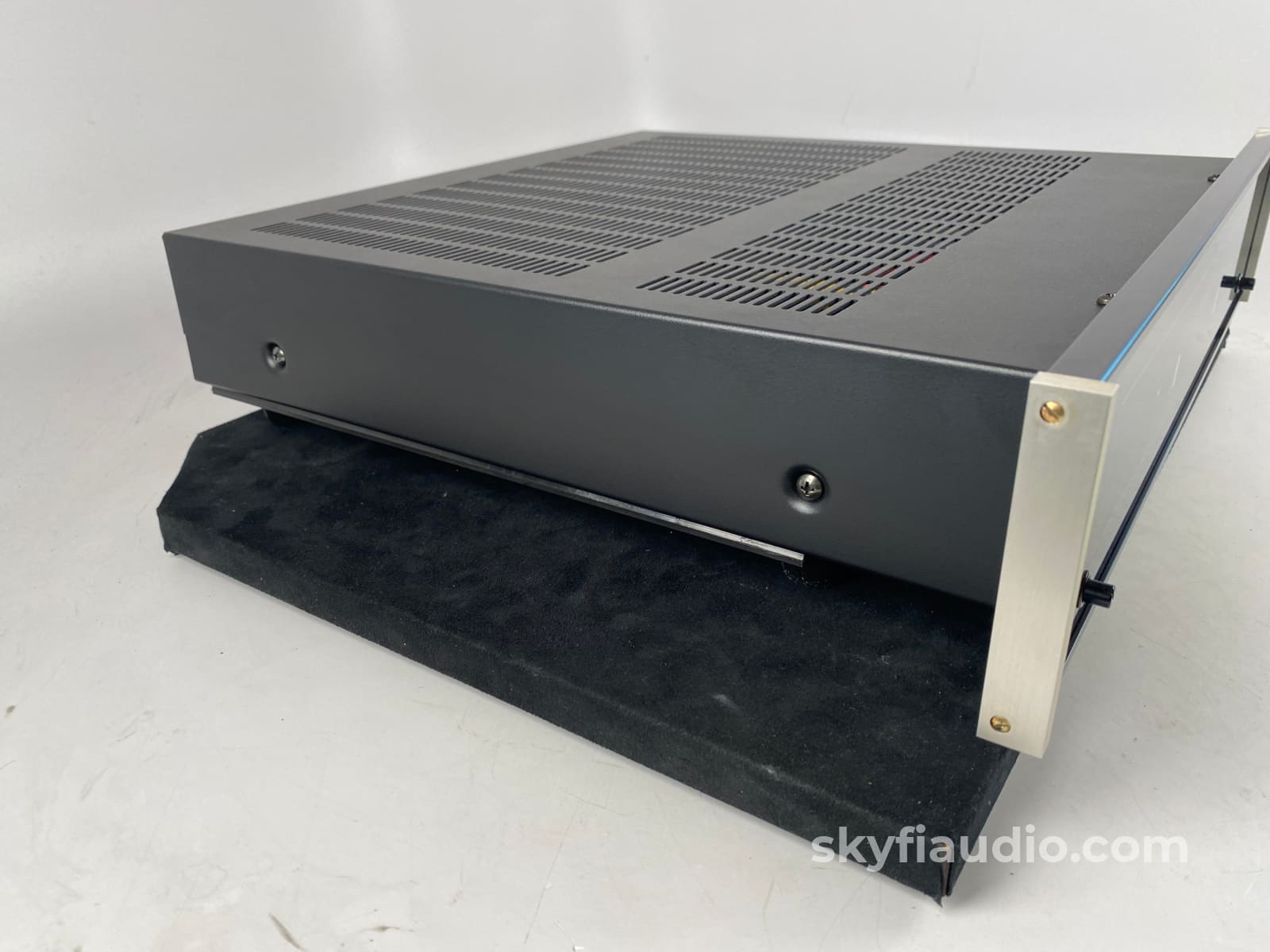 Mcintosh Mc7100 - Compact Yet Powerful Stereo Amplifier