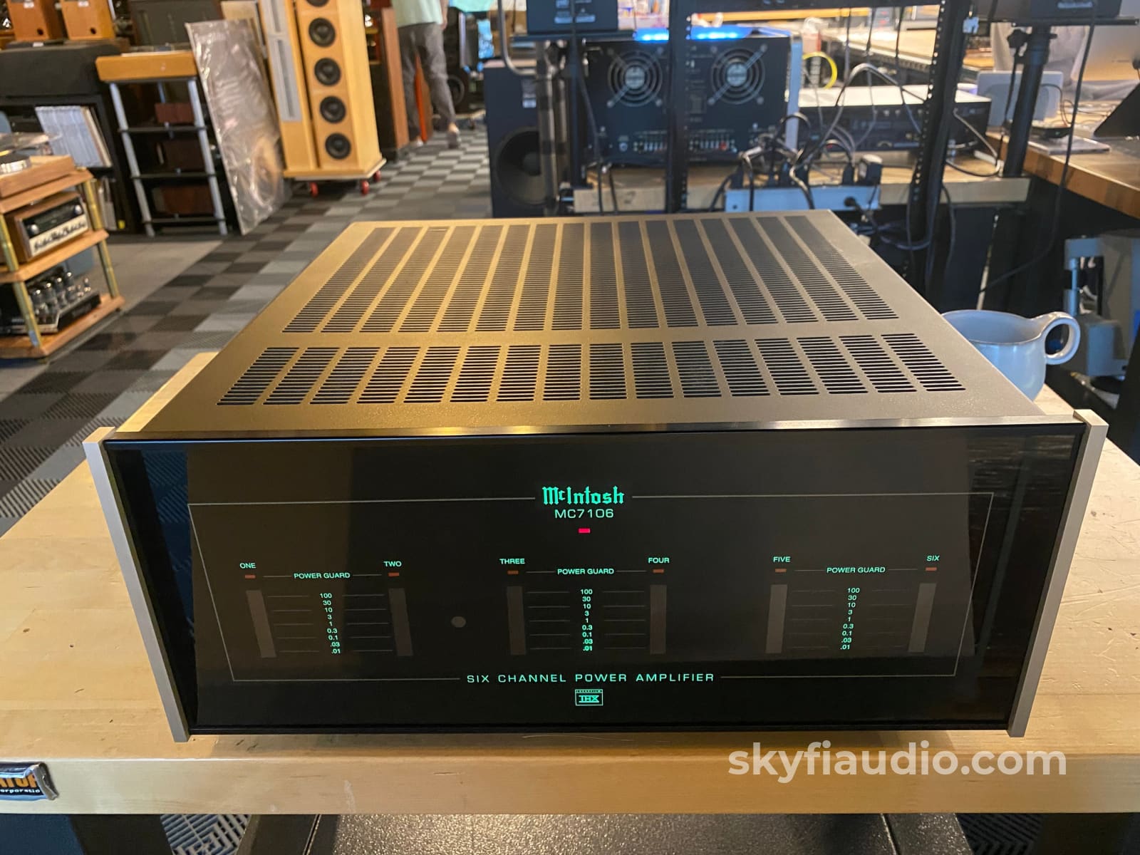Mcintosh Mc7106 6 Channel Solid State Amp Amplifier