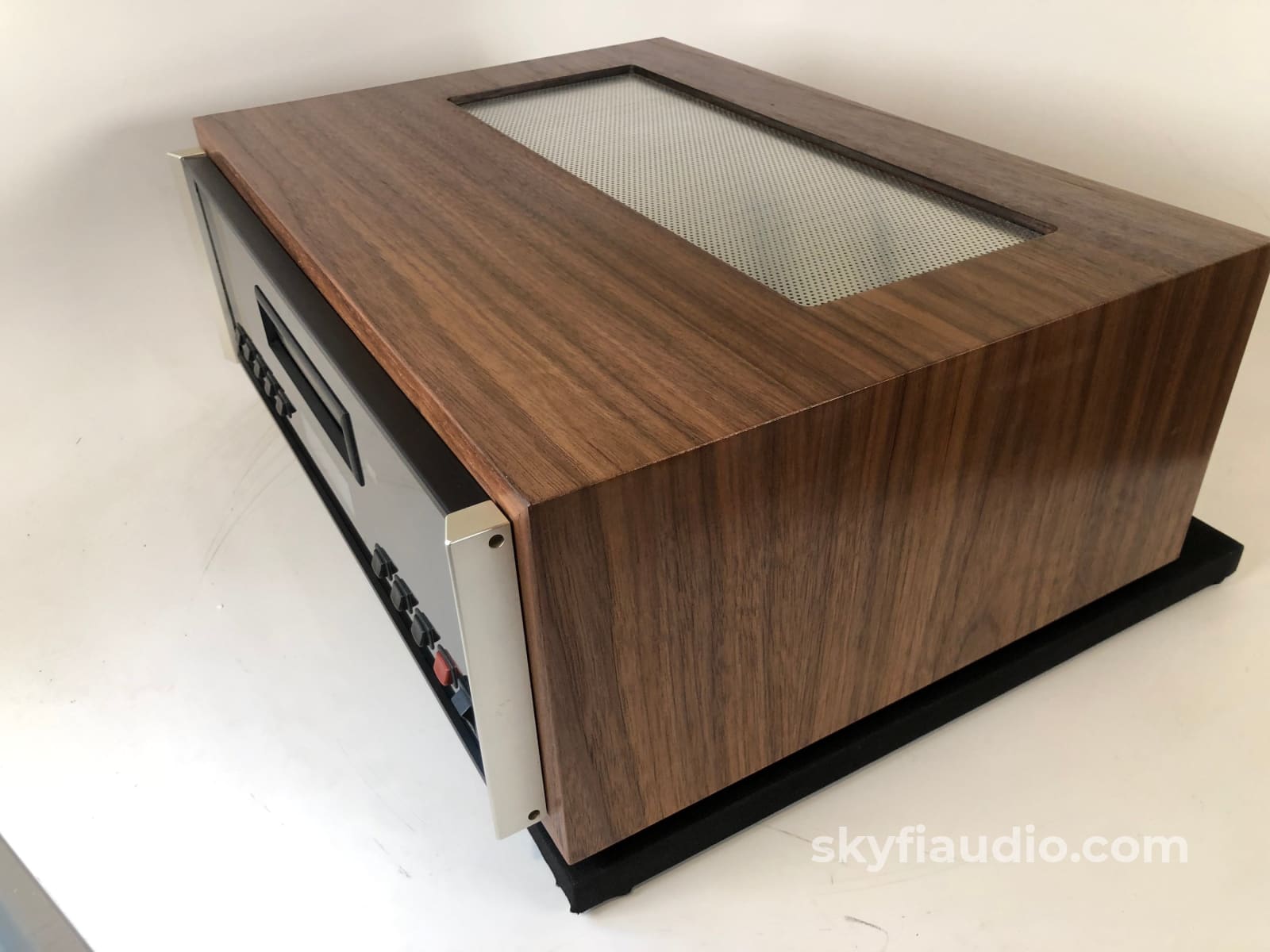 Mcintosh Mcd205 Cd Changer In Custom Walnut Wood Case + Digital