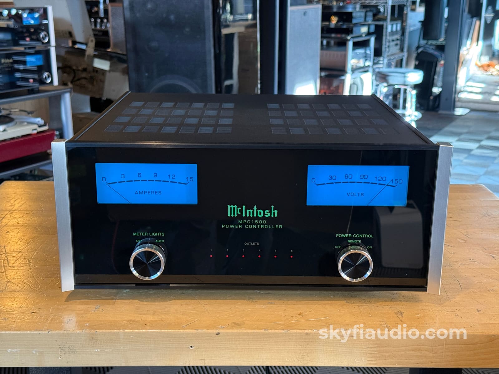 Mcintosh Mpc1500 Power Controller And Conditioner - Pre-Loved