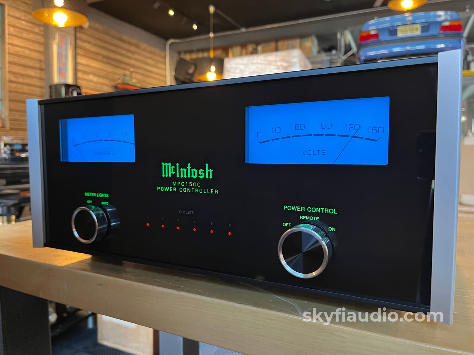 McIntosh MPC1500 Power Controller And Conditioner - Pre Loved Power Conditioner