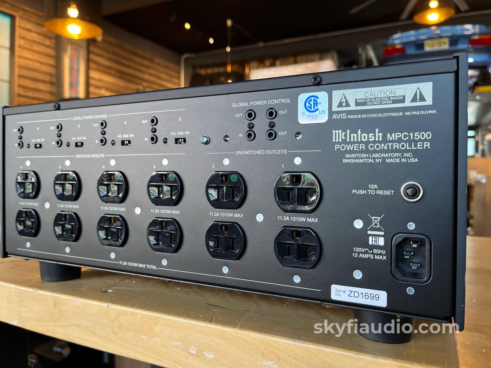 McIntosh MPC1500 Power Controller And Conditioner - Pre Loved Power Conditioner