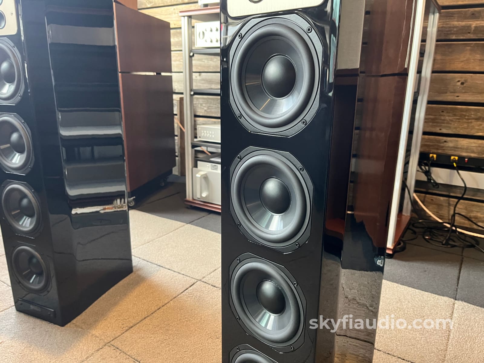 McIntosh XR100 Floorstanding Speakers (Pair) - Pre-Loved Speakers