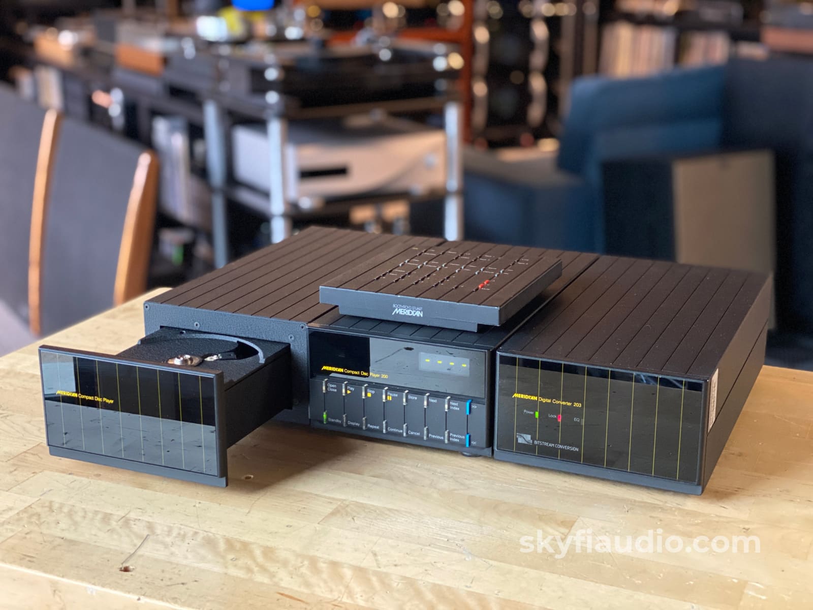 Meridian Compact Disc Player 200 W/Meridian 203 D/A Processor And Upgraded Remote Cd + Digital