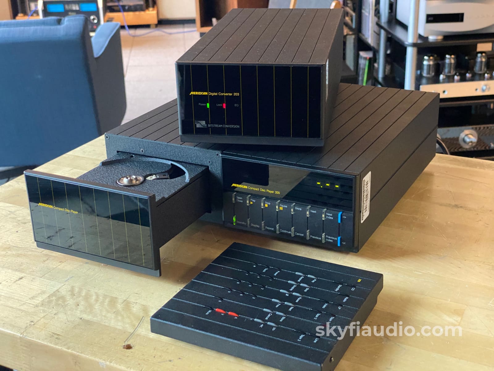 Meridian Compact Disc Player 200 W/Meridian 203 D/A Processor And Upgraded Remote Cd + Digital