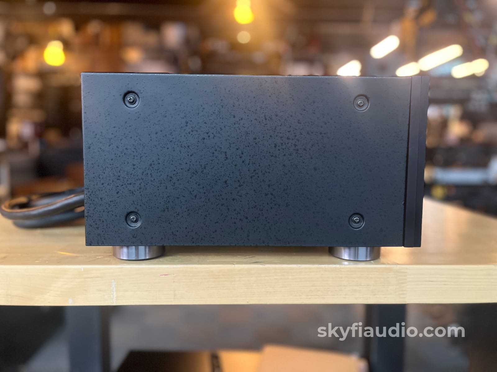 Monster Power Avs-2000 Automatic Voltage Stabilizer Conditioner