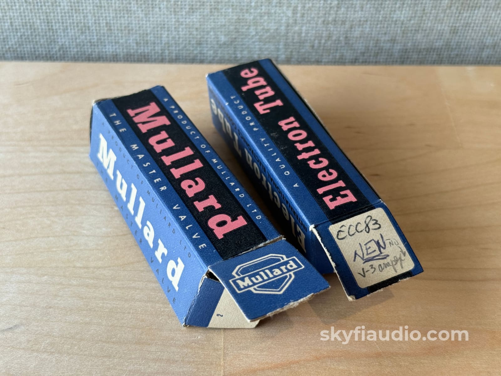 Mullard ECC83 / 12AX7 B8F/B8H (ECC83 / 12AX7)- Blackburn 1958 Round Getter Accessory