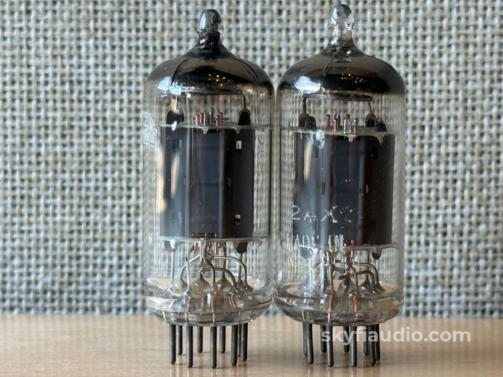 Mullard ECC83 / 12AX7 B8F/B8H (ECC83 / 12AX7)- Blackburn 1958 Round Getter Accessory