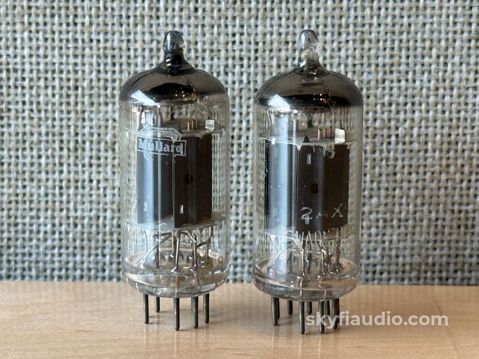 Mullard ECC83 / 12AX7 B8F/B8H (ECC83 / 12AX7)- Blackburn 1958 Round Getter Accessory