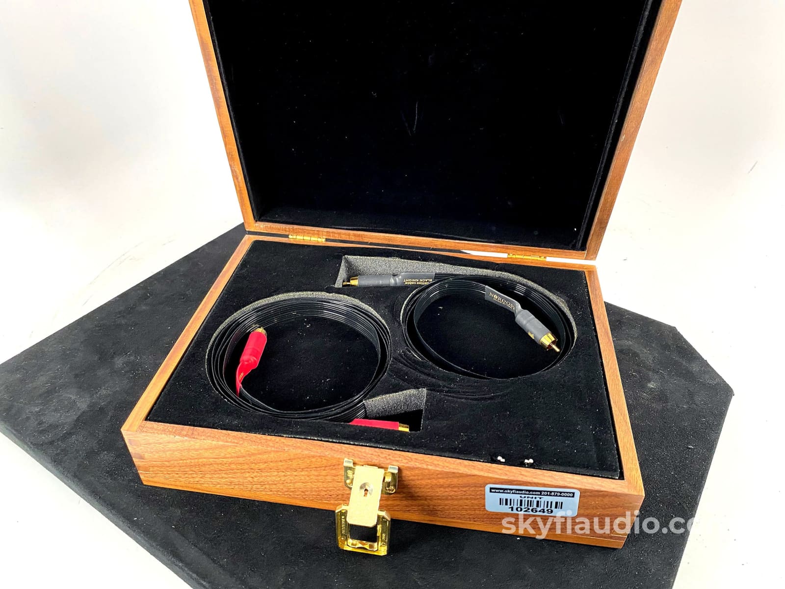 Nordost Black Knight RCA Interconnects With Nordost Wood Case - 2M