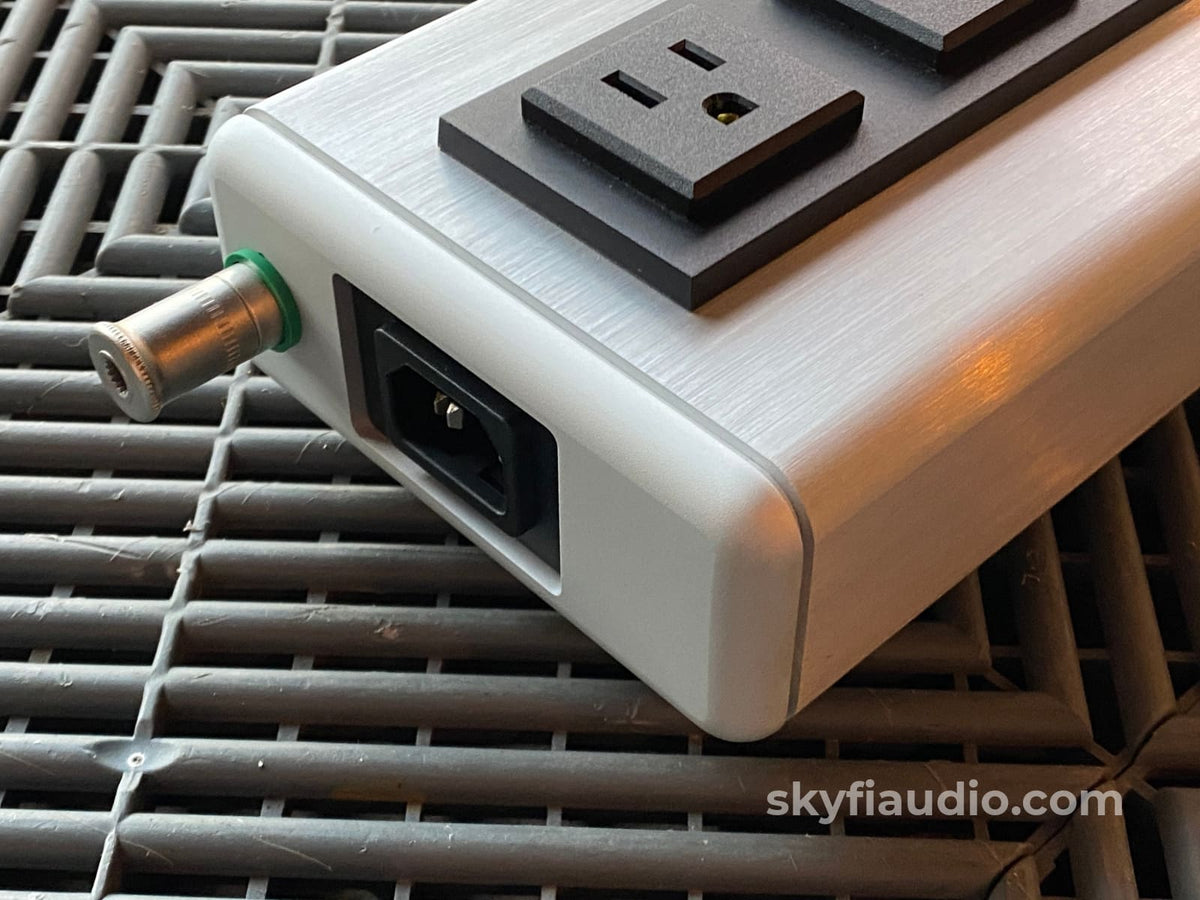 Nordost Qbase Ac Distribution Unit - Qrt Qb8 Mark Ii Power Conditioner