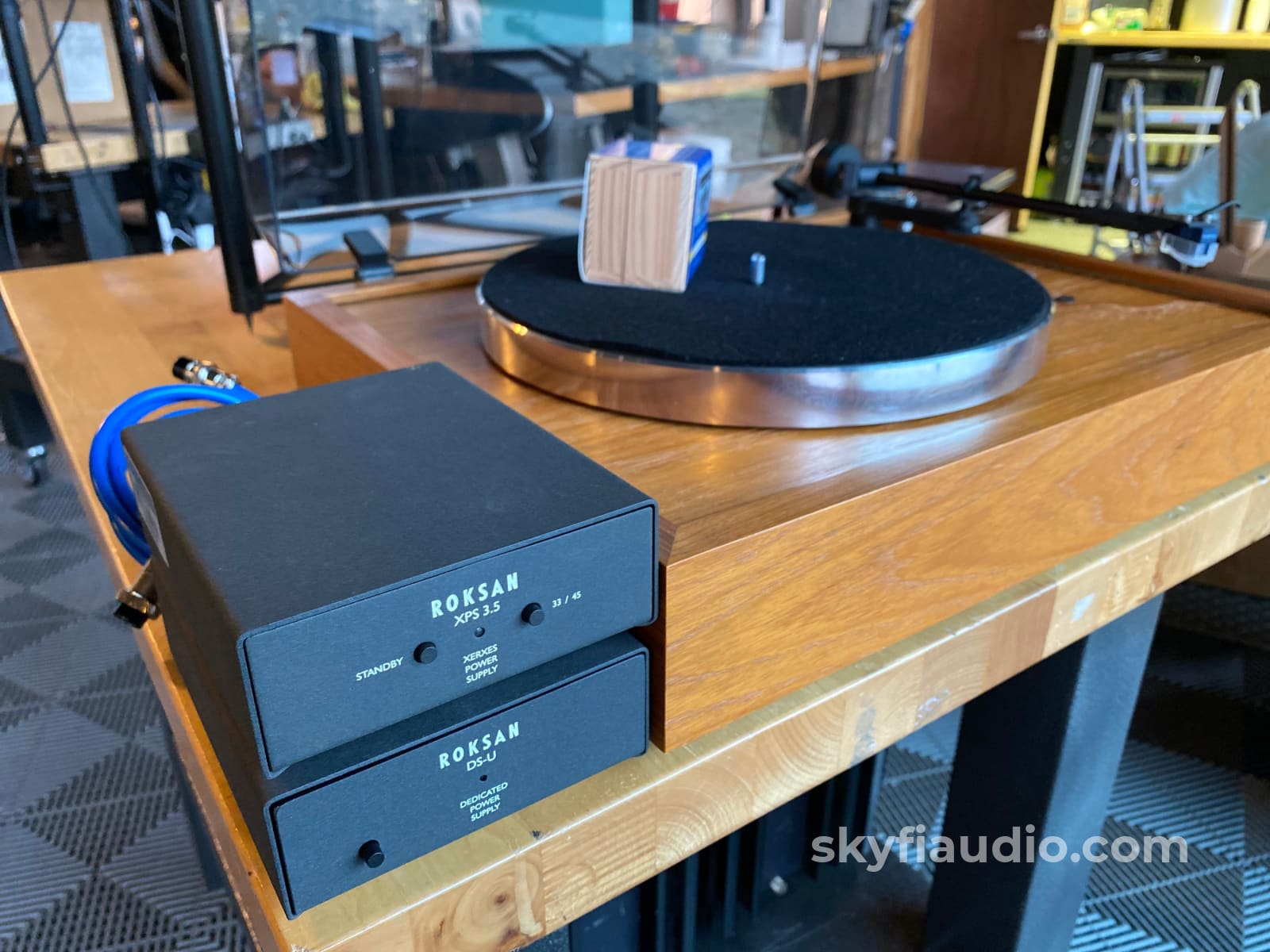 Roksan Xerxes Turntable Package With Power Stand And New Sumiko