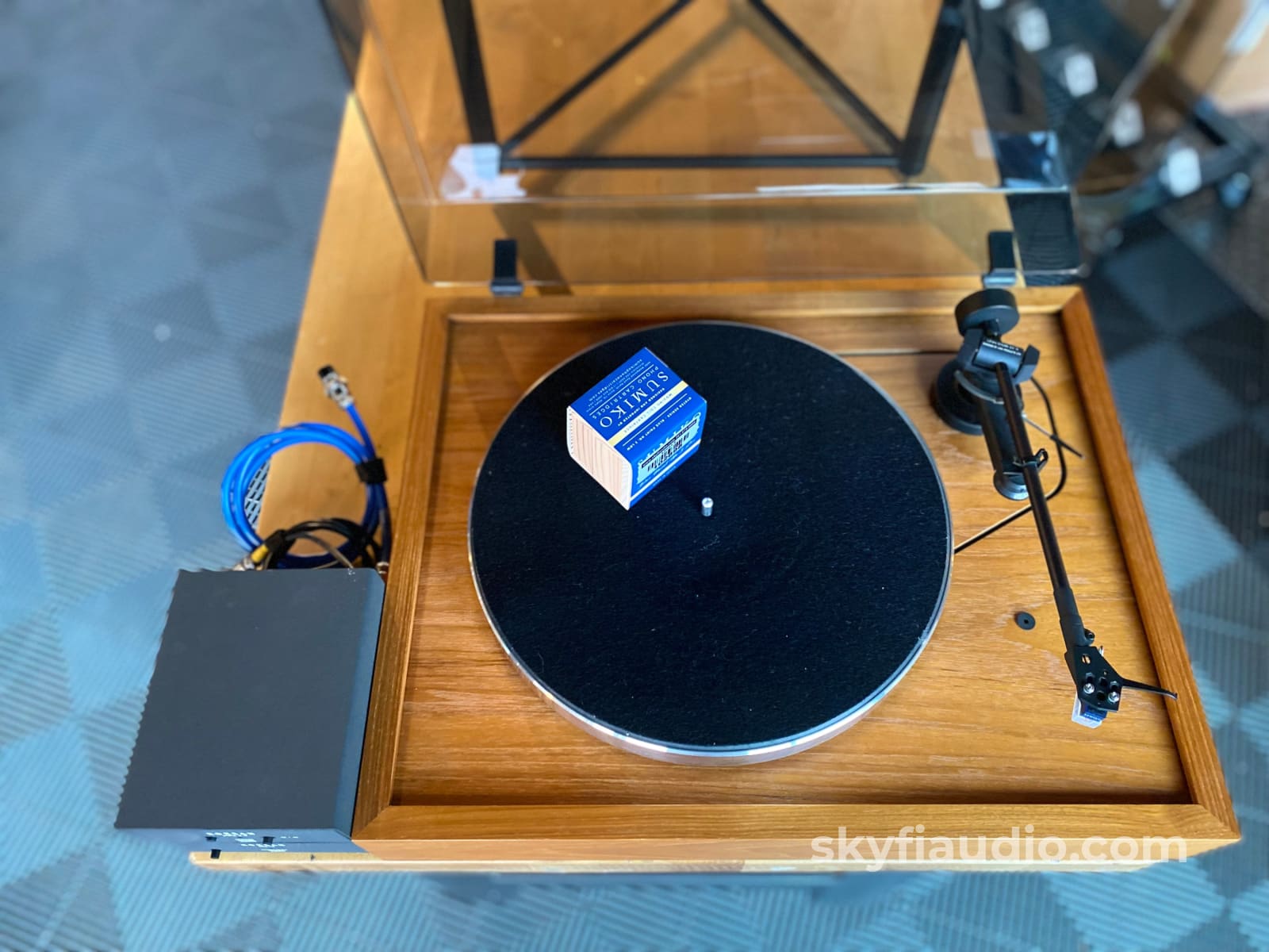 Roksan Xerxes Turntable Package With Power Stand And New Sumiko