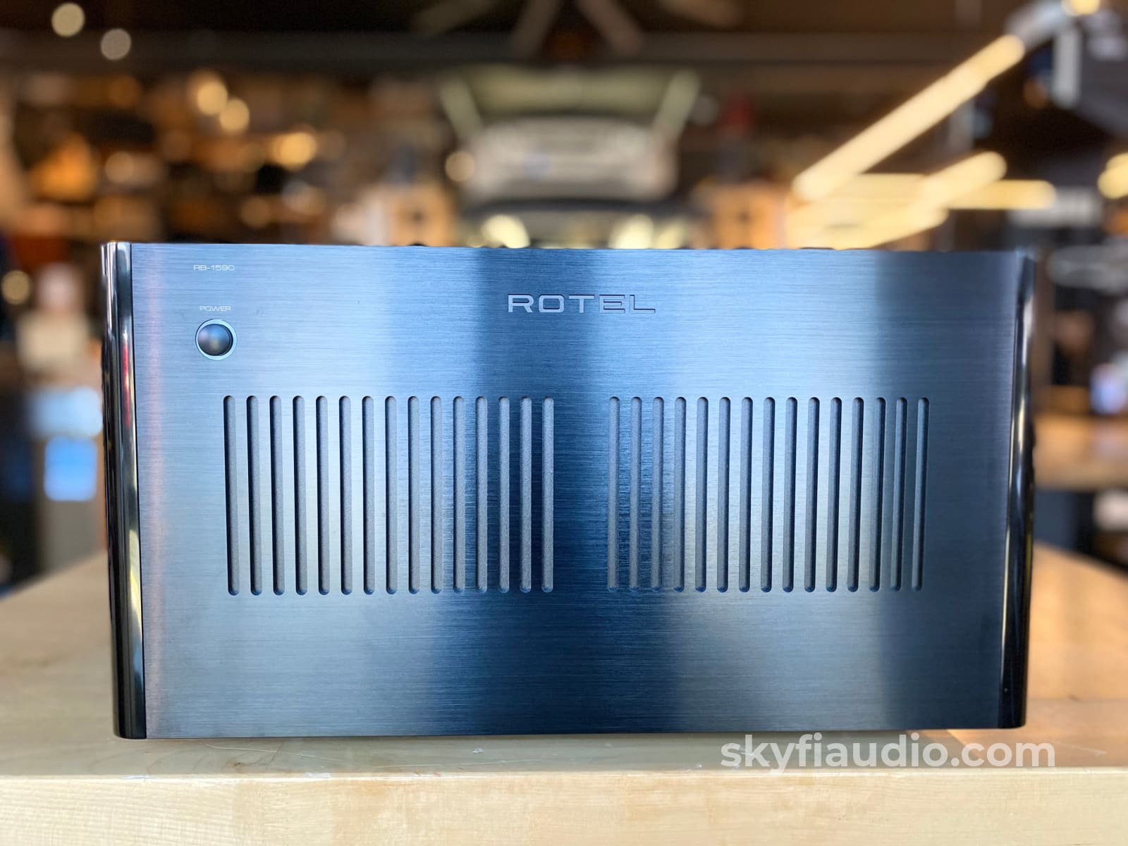 Rotel Rb-1590 Stereo Amplifier 2 X 350 Watts