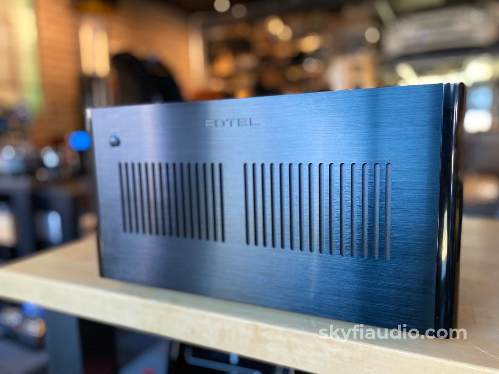 Rotel Rb-1590 Stereo Amplifier 2 X 350 Watts
