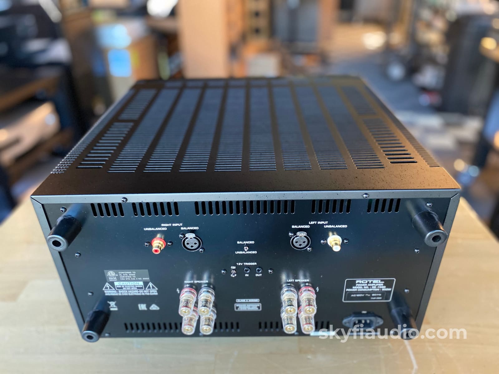 Rotel Rb-1590 Stereo Amplifier 2 X 350 Watts