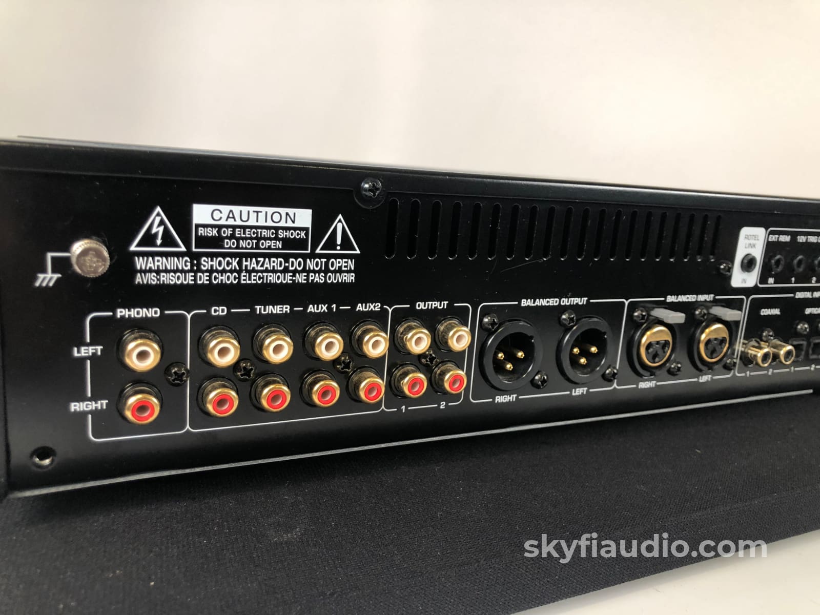 Rotel Rc-1570 Preamp/Dac With Phono Input Preamplifier