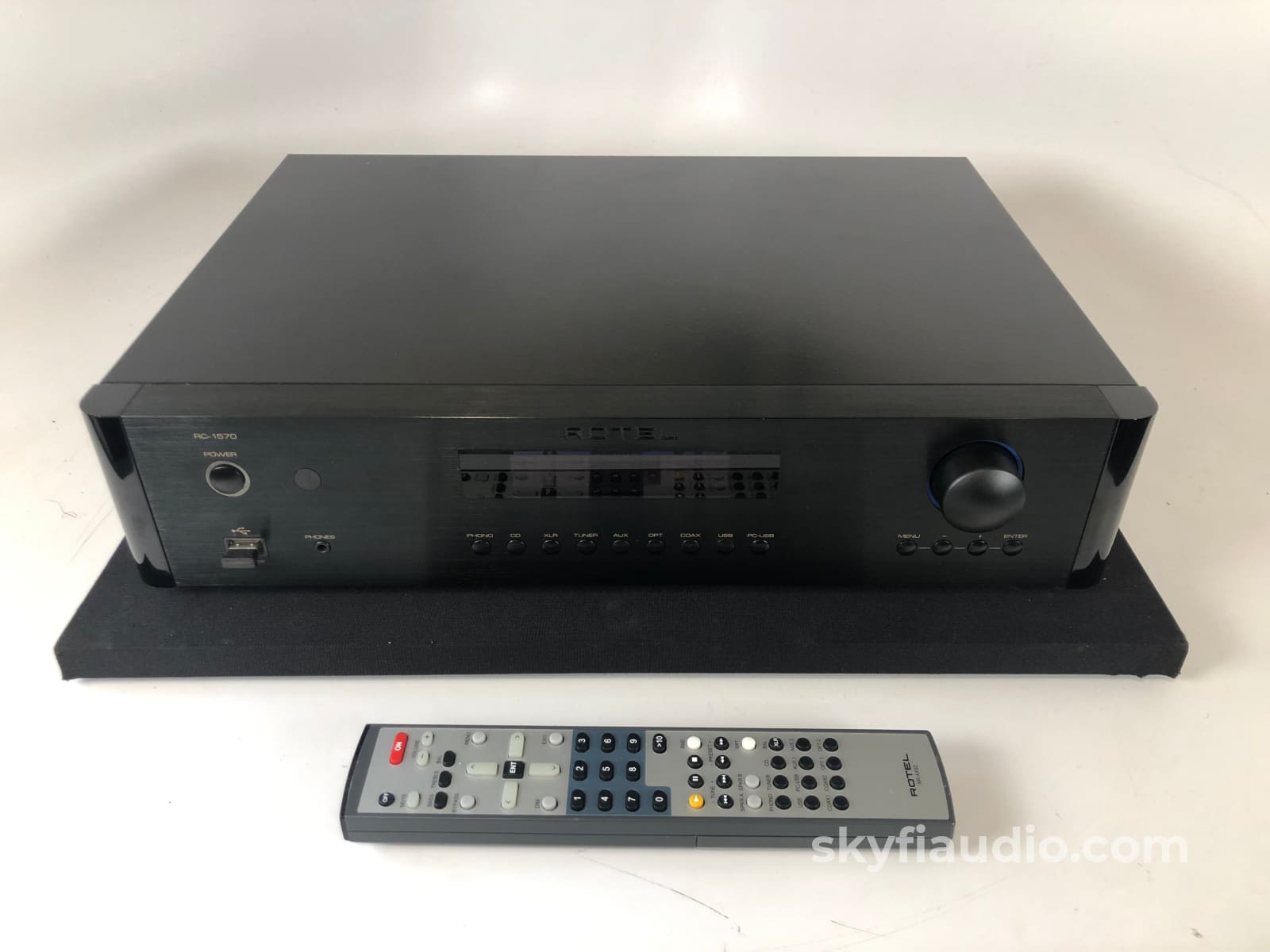 Rotel Rc-1570 Preamp/Dac With Phono Input Preamplifier
