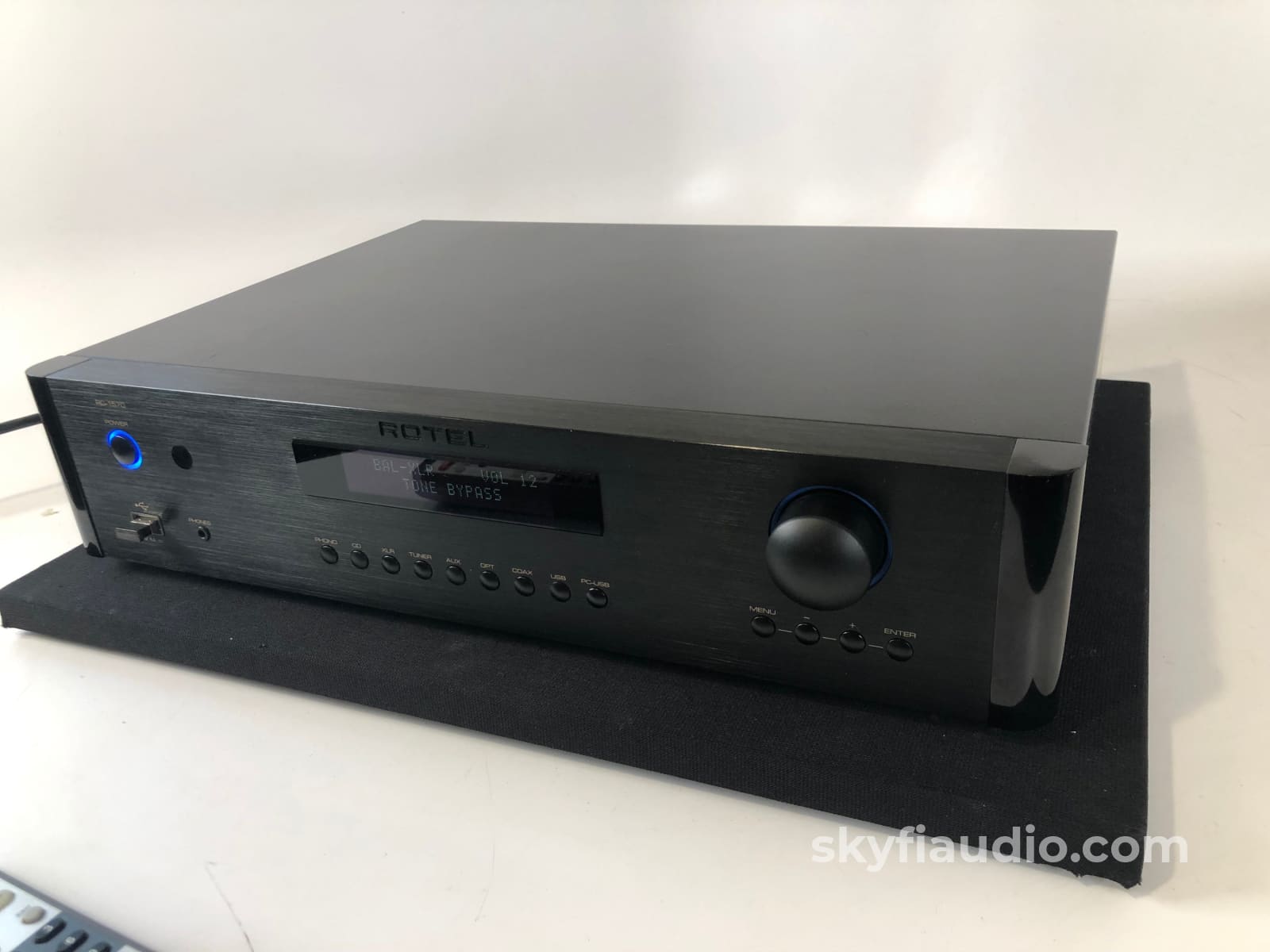 Rotel Rc-1570 Preamp/Dac With Phono Input Preamplifier