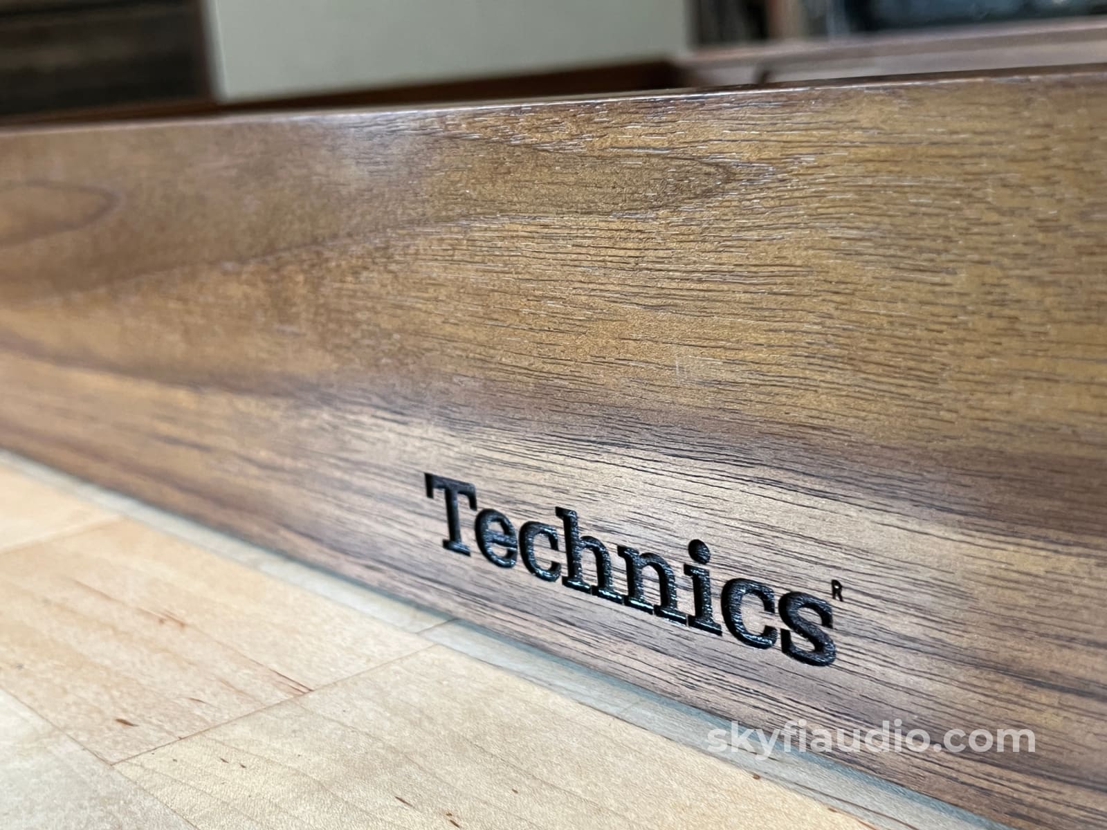 SkyFi Wood Plinth Sleeve for Technics SL-1200G - Discontinued Glossy Walnut Finish - Accessory