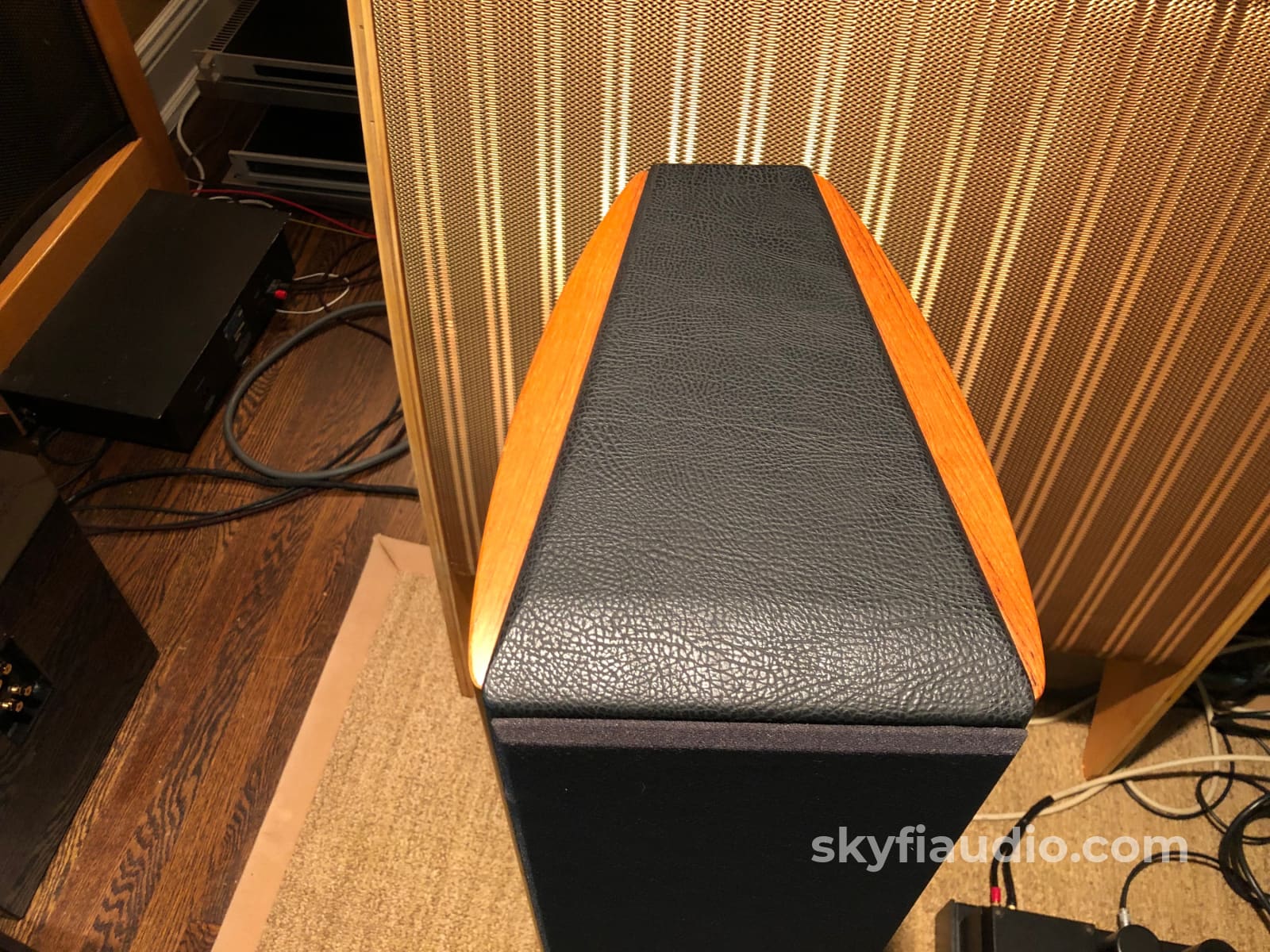 Sonus Faber Grand Piano Domus - Our Best Looking Speakers! Speakers