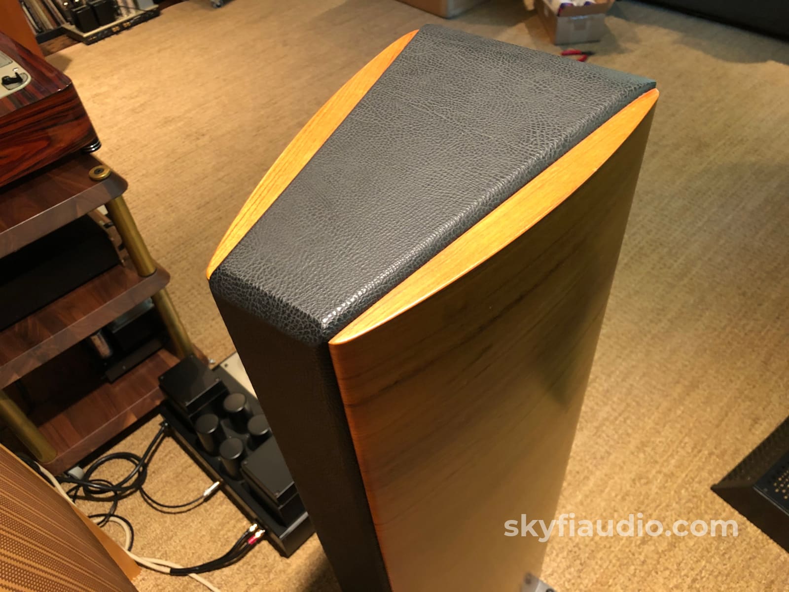 Sonus Faber Grand Piano Domus - Our Best Looking Speakers! Speakers
