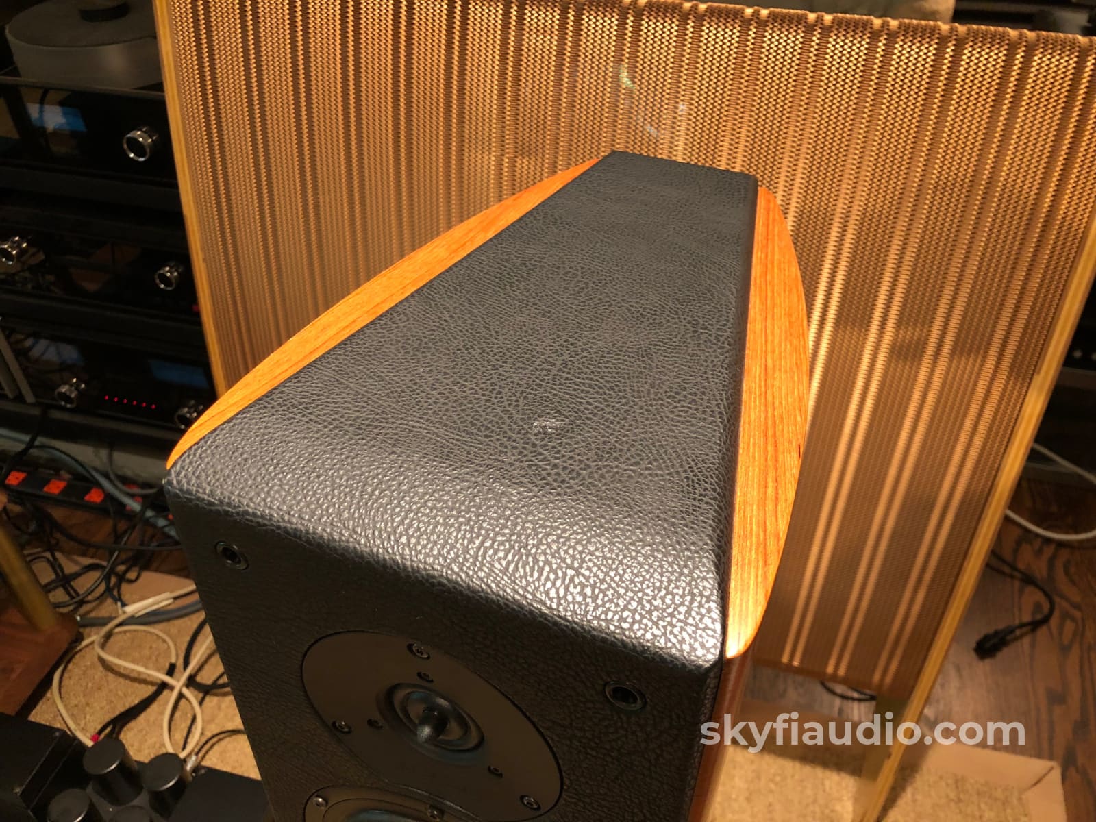 Sonus Faber Grand Piano Domus - Our Best Looking Speakers! Speakers