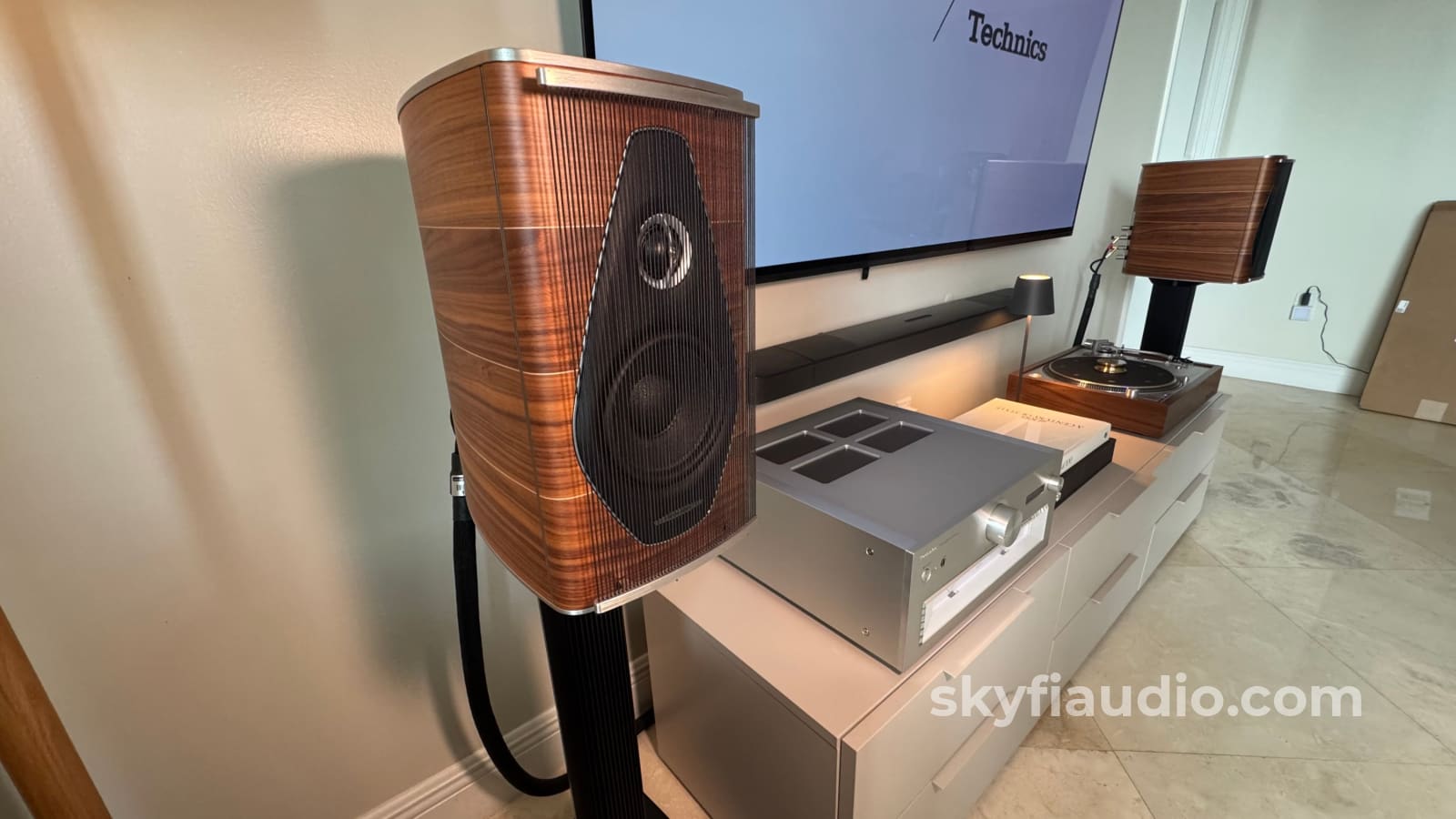 Sonus Faber Olympica Nova I Speakers w/ Stands Speakers