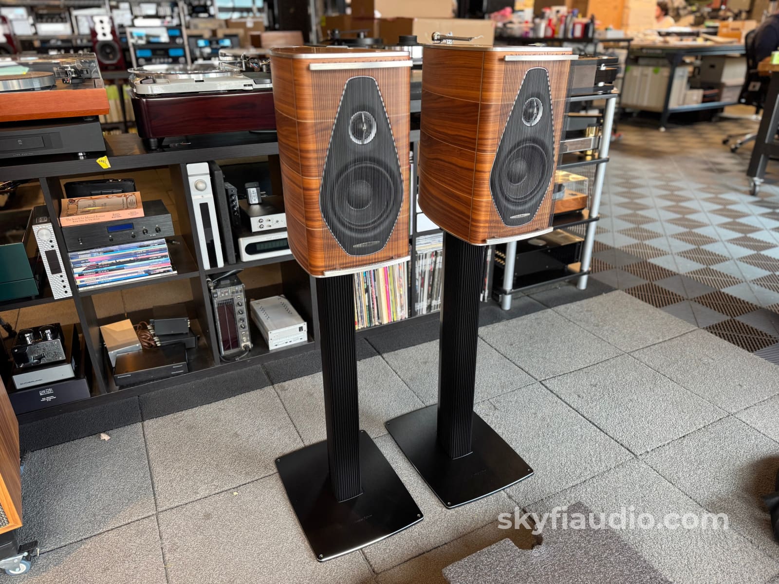 Sonus Faber Olympica Nova I Speakers w/ Stands Speakers