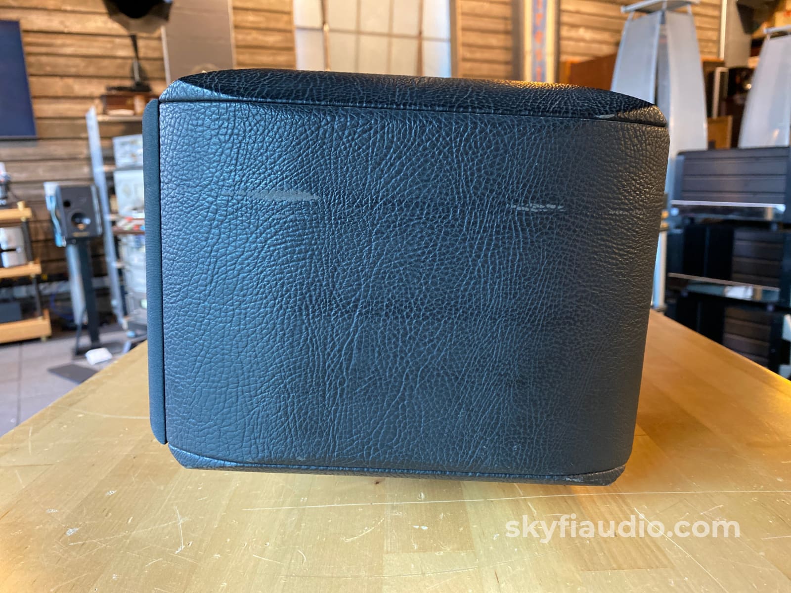 Sonus Faber Solo Center Channel Speaker W/ Tilt Stand Speakers