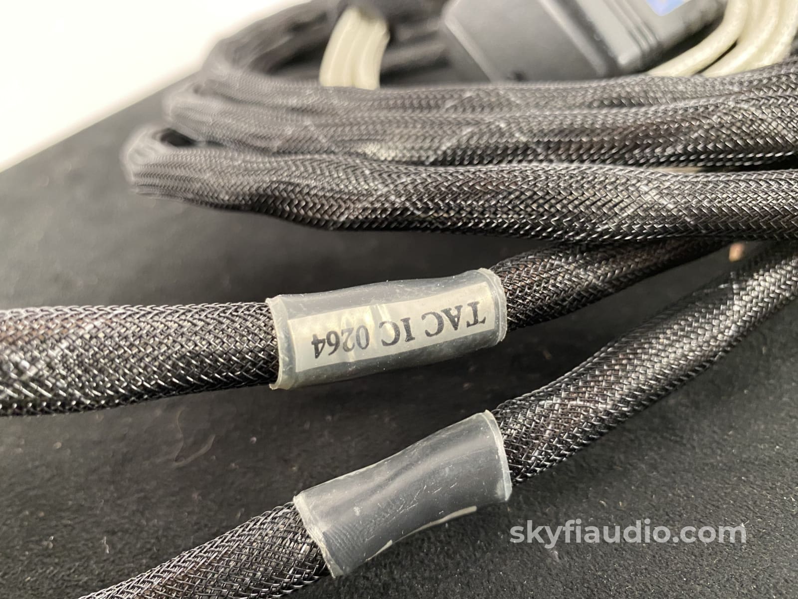Synergistic Research - Tesla Accelerator Xlr With Active Power 2M Cables