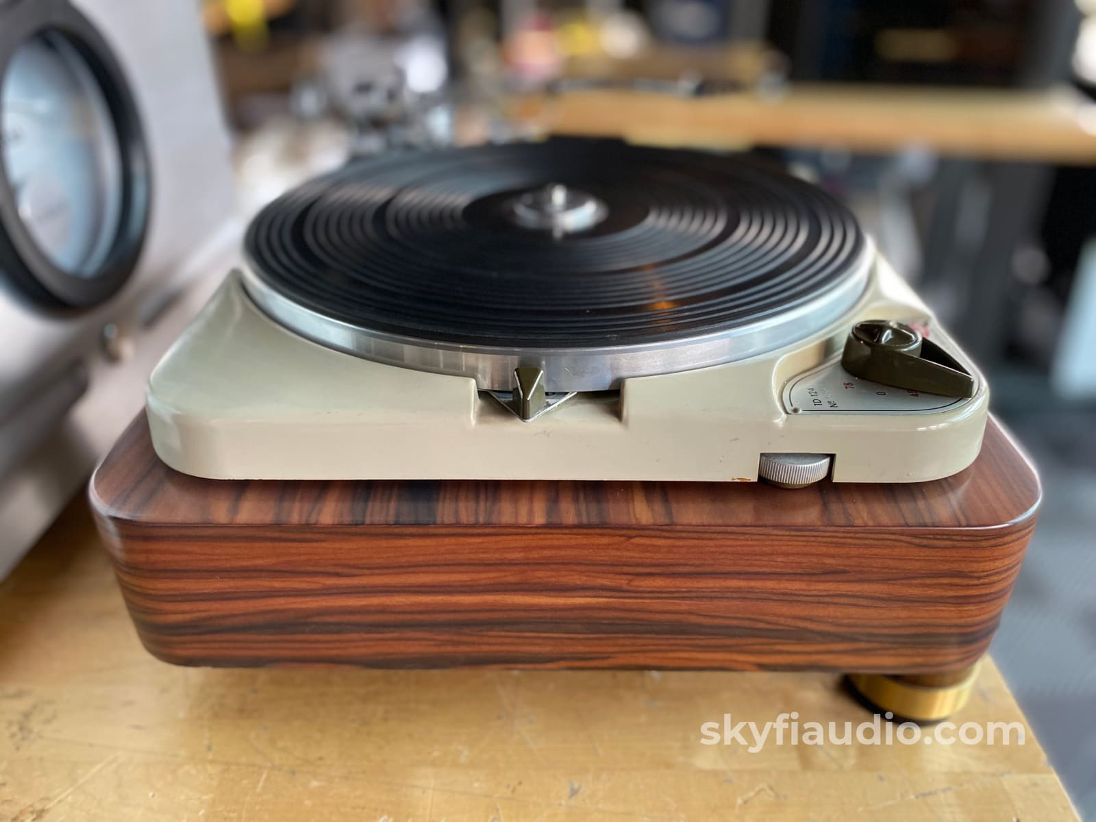 Thorens Td-124 Skyfi Custom Turntable W/Sme Tonearm And New Walnut Plinth