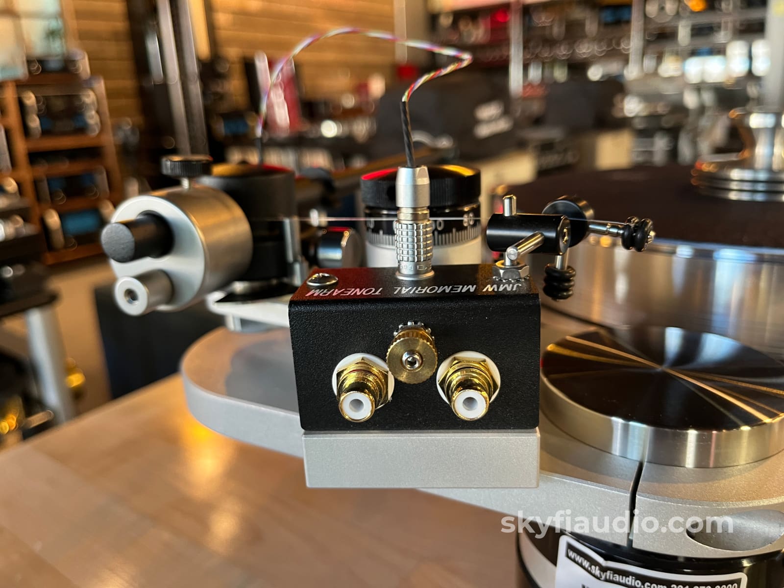 VPI Avenger Turntable - JMW 12 3D Tonearm - W/Manual Turntable