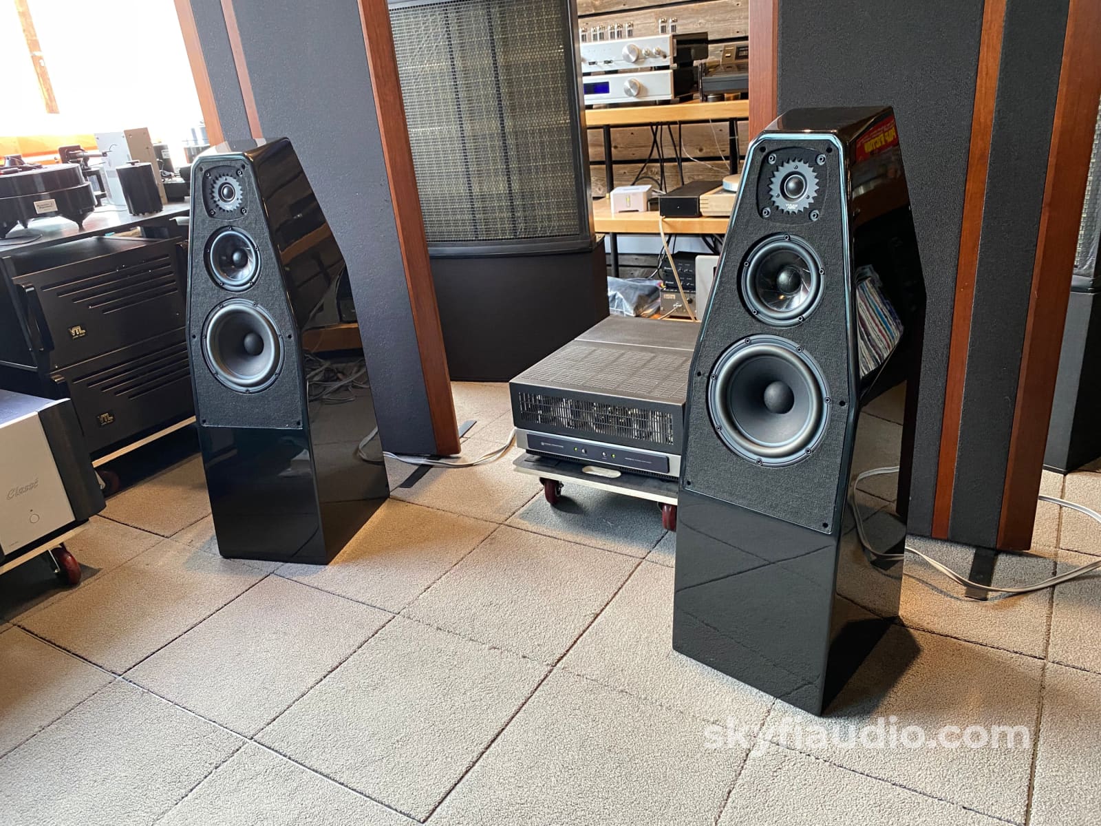Wilson Audio Sabrina Speakers In Gloss Black