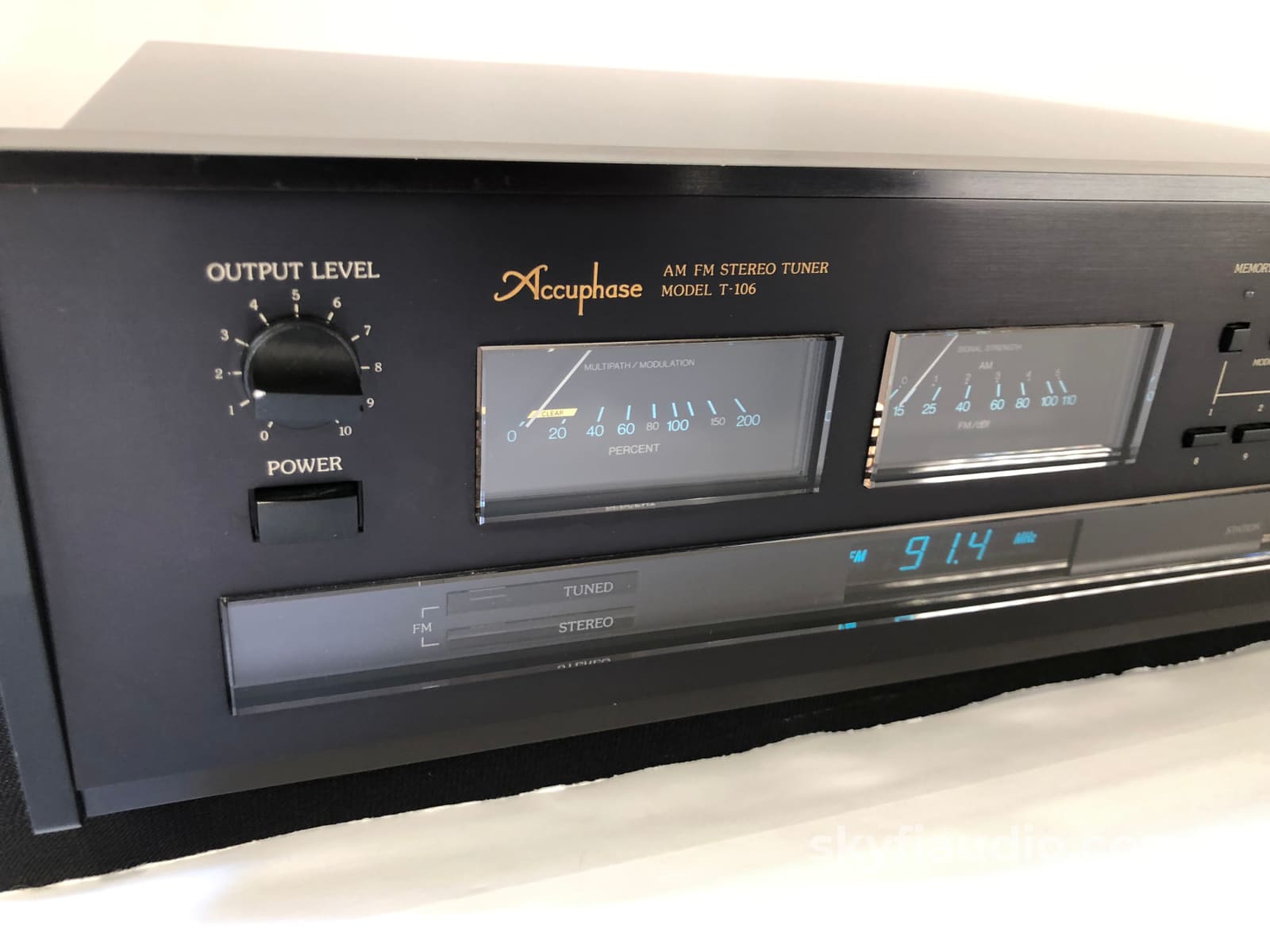Accuphase T-106 Digital Am-Fm Stereo Tuner