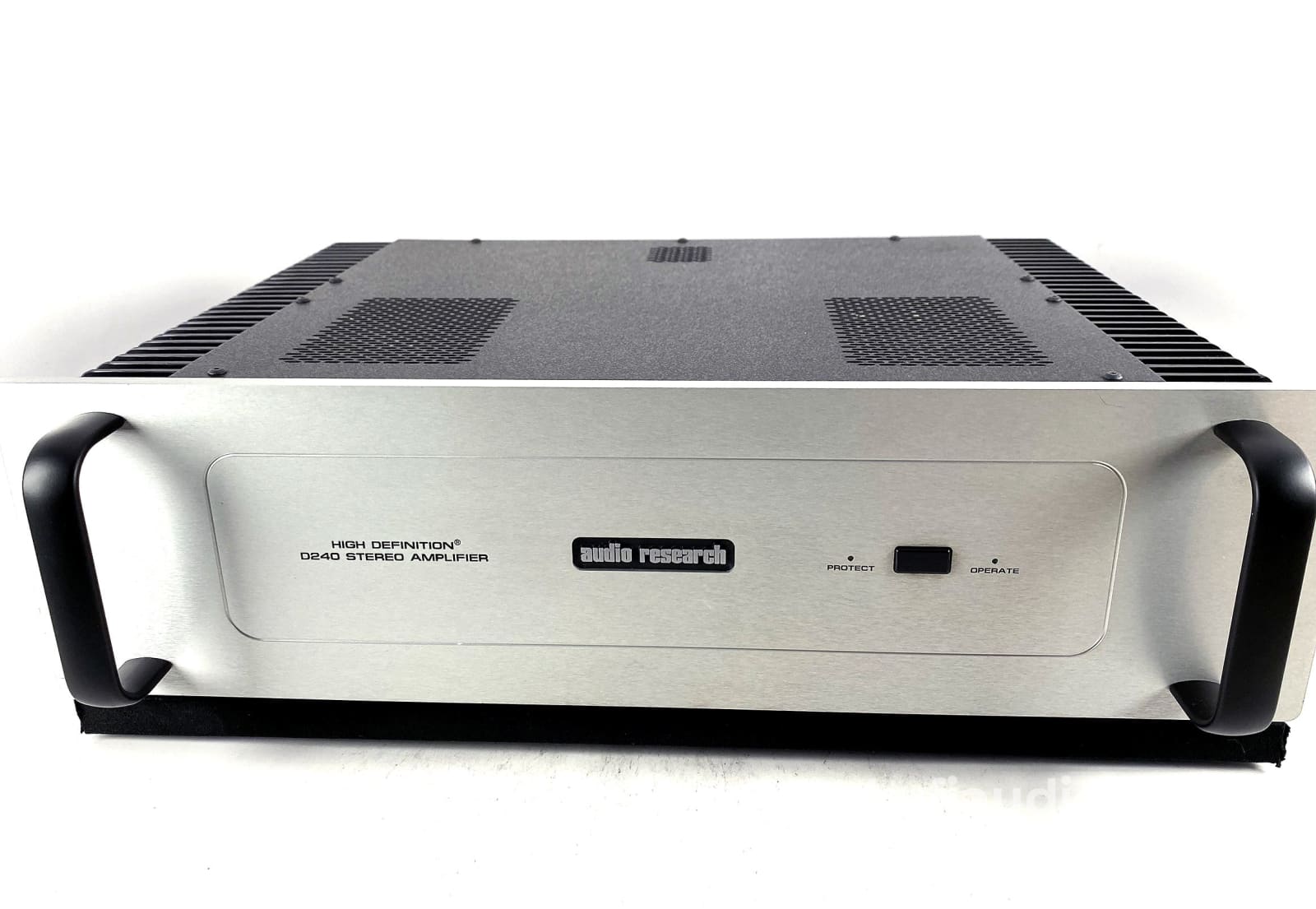 audio-research-d240-solid-state-amplifier