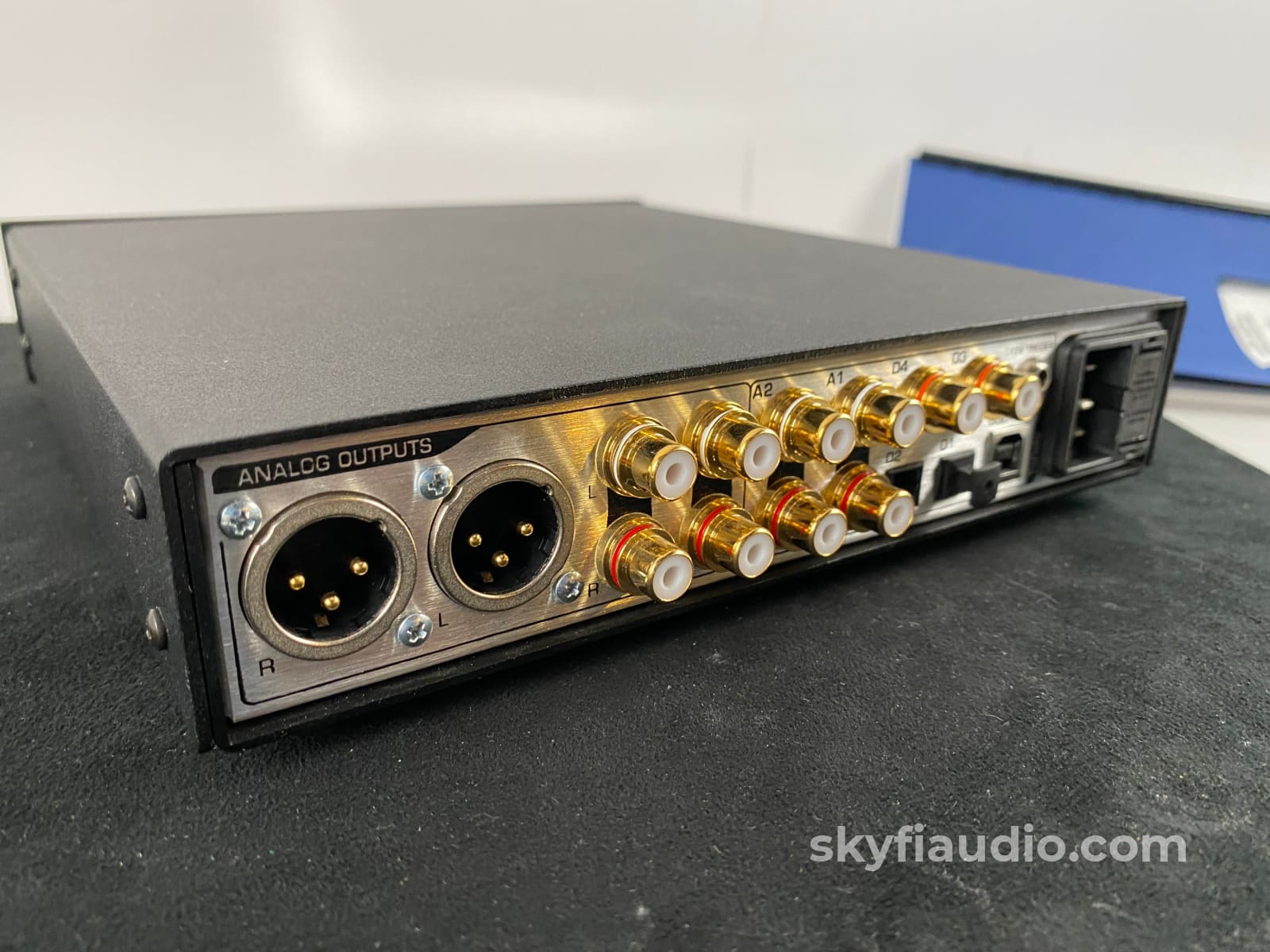 Benchmark Dac3 L - Dsd Reference Quad-Balanced 32-Bit Dac And Preamp With Remote Cd + Digital