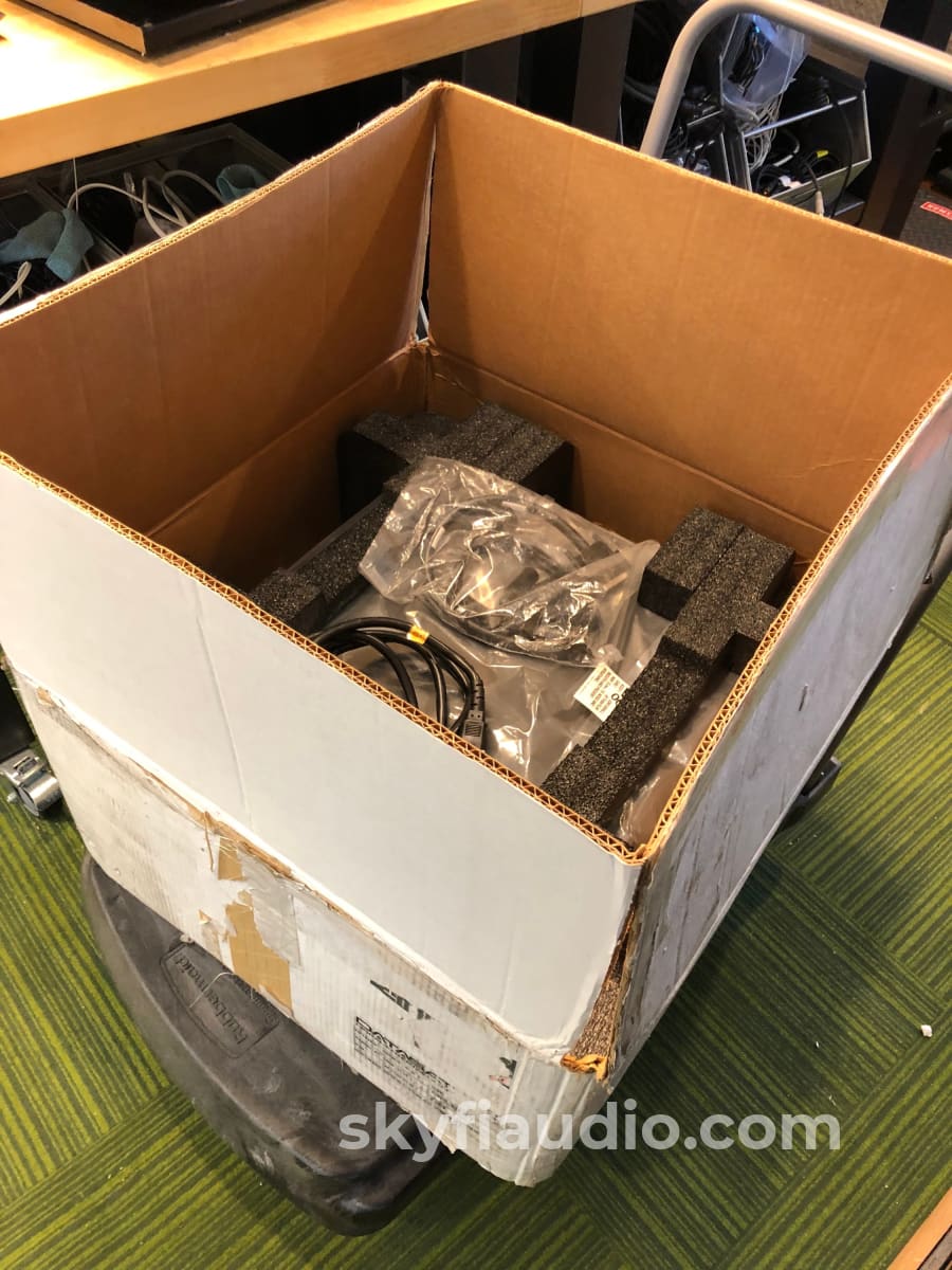 Datasat Digital Rs20I Flagship Theater Processor Preamplifier