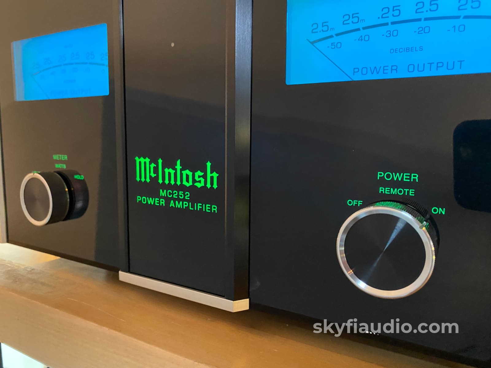 Mcintosh Mc252 Compact Solid State Amplifier With 250Wpc