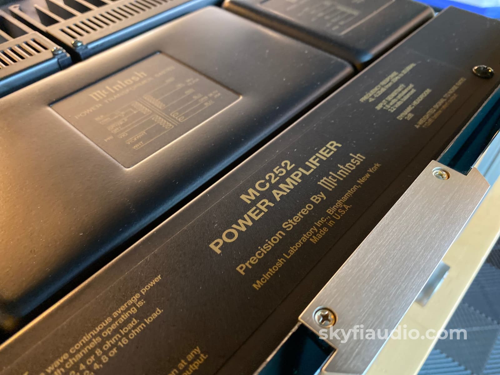 Mcintosh Mc252 Compact Solid State Amplifier With 250Wpc