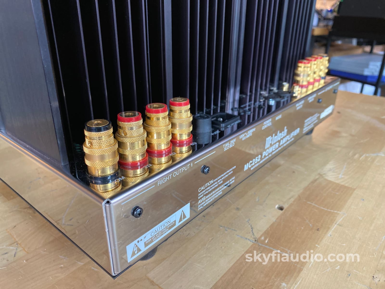 Mcintosh Mc252 Compact Solid State Amplifier With 250Wpc