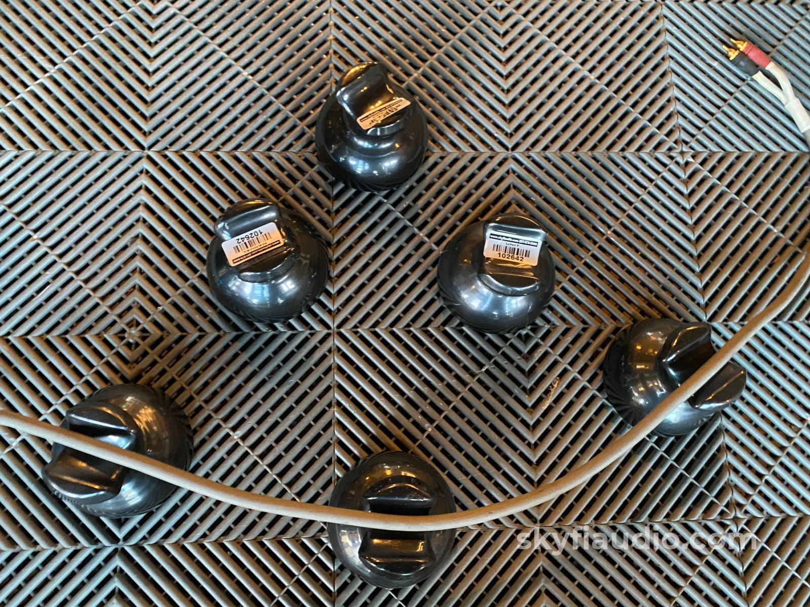 Polycrystal Resonance Technology Cable Stands (6 Pieces) *New Price Accessory