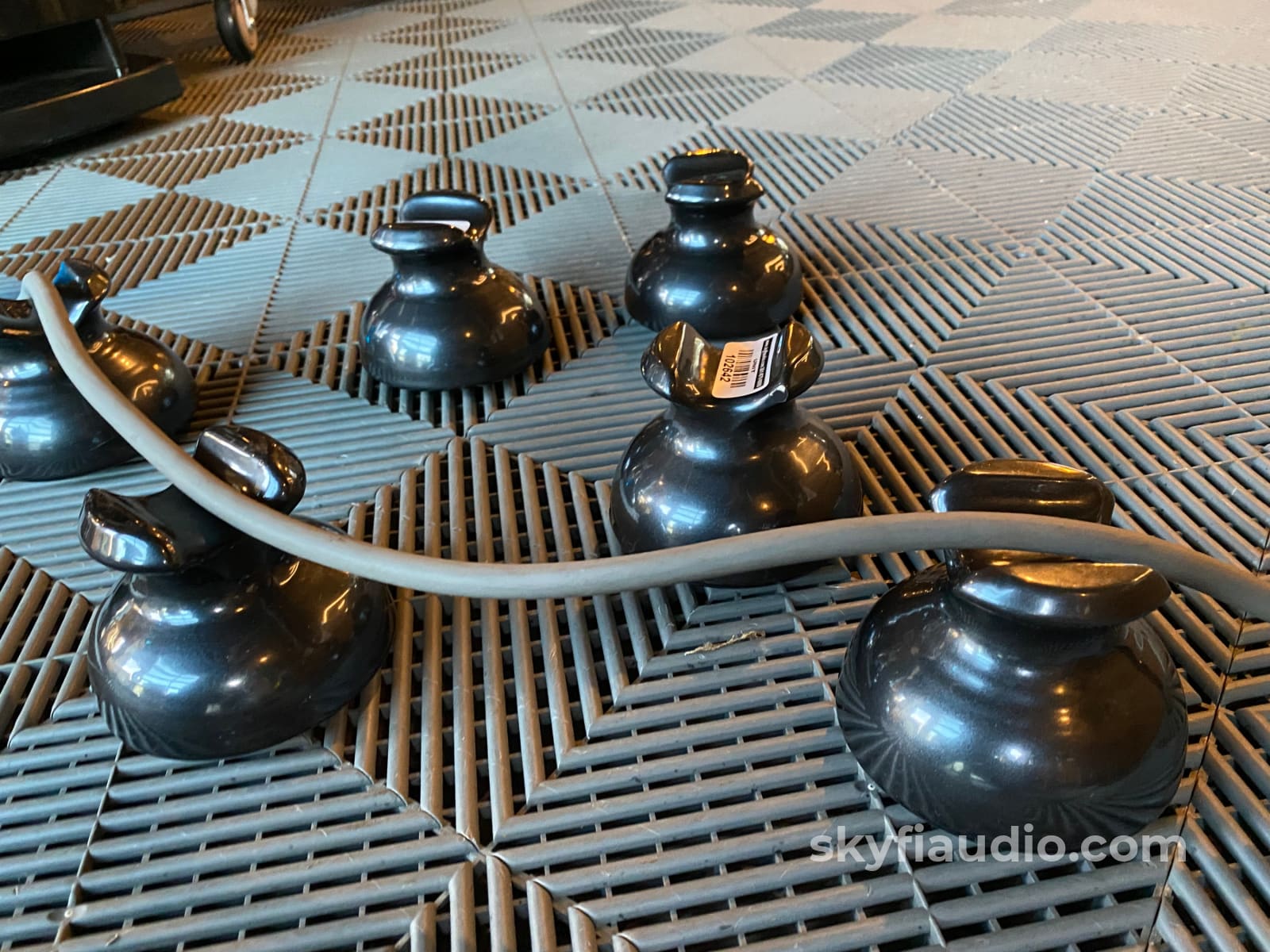 Polycrystal Resonance Technology Cable Stands (6 Pieces) *New Price Accessory